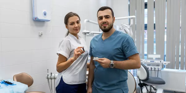Коронка на имплант: какие ставят и сколько стоит